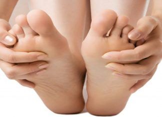 Tips para el cuidado de los pies Es necesario que por lo menos una vez al día que los lavemos nuestros pies de forma correcta