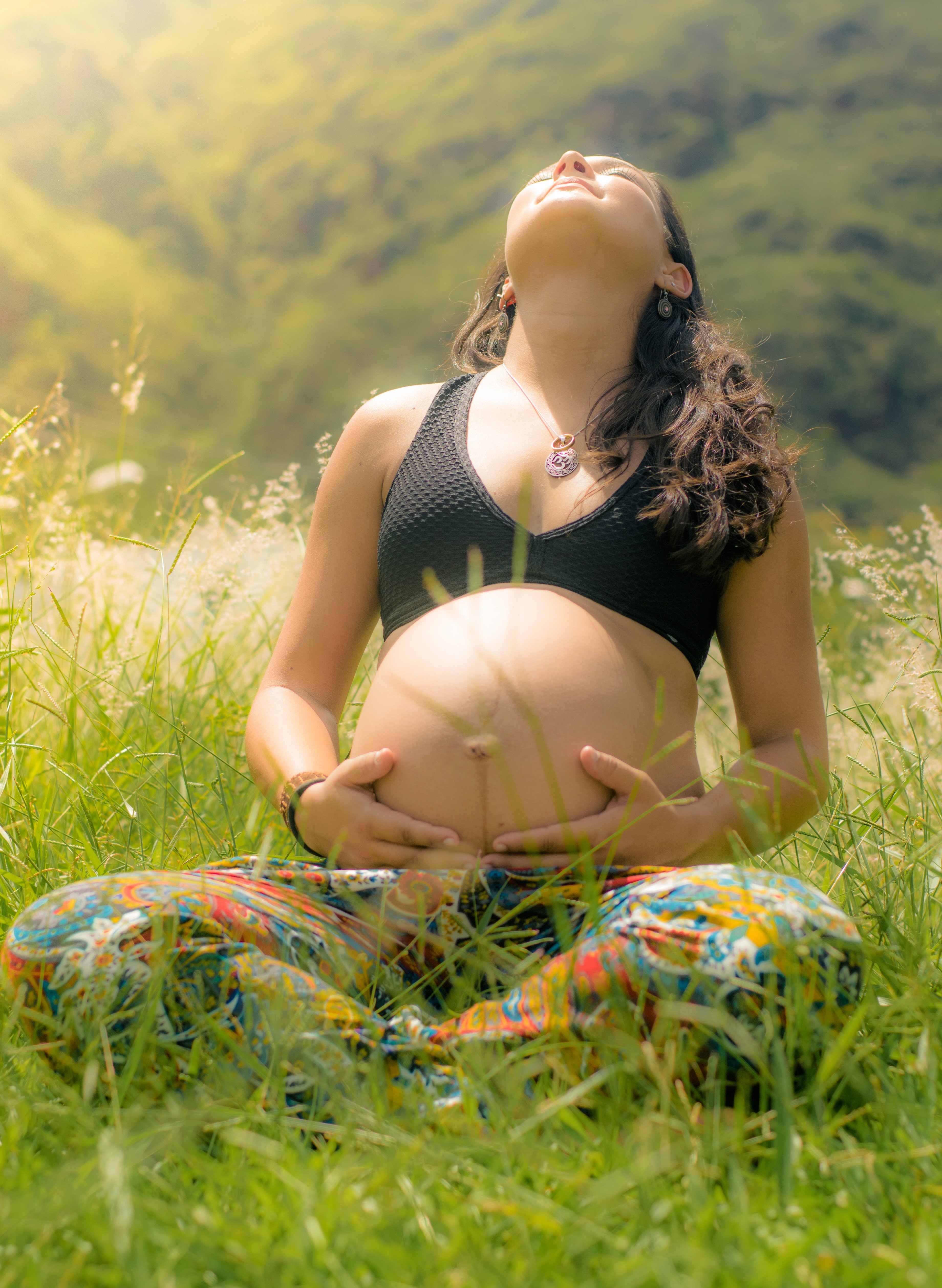 Las clases de yoga durante el embarazo ayuda en el descenso del bebé