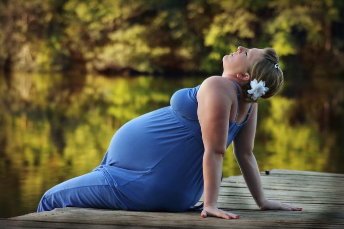 El yoga en el embarazo posee técnicas que permiten la relajación
