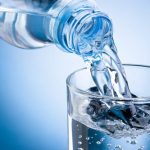 Importancia de beber agua diariamente para una vida saludable