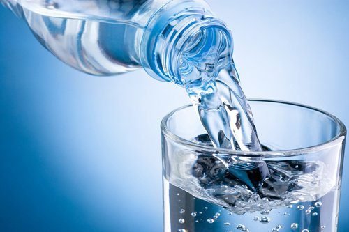 Importancia de beber agua diariamente para una vida saludable