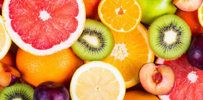 Se recomienda el consumo de frutas para mantener la hidratación