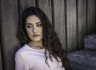 Los rasgos más interesantes son la mirada y la sonrisa que pueda tener una mujer.