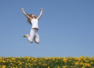 Existen variados métodos, hábitos y actividades que pueden llegar a ser nuestra vida más llevadera y saludable. Un reciente estudio; realizado por especialistas en el área de salud, de la Universidad de Indiana, en Estados Unidos reveló que basta con solamente permanecer una hora sentado para aumentar en un 50% el riesgo de sufrir de enfermedades cardiovasculares.