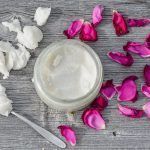 Los sorprendentes beneficios del aceite de coco Este maravilloso fruto tropical llamado coco; nos ofrece variados beneficios, que van, desde el cuidado y fortalecimiento del cabello, disminución de los niveles de estrés, niveles de colesterol, pérdida de peso, estimulación del sistema inmune, la digestión y el metabolismo. Este mítico aceite además; nos ayuda a determinar problemas cardíacos, renales, así como también ayuda a fortalecer huesos y dientes.