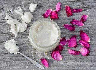 Este maravilloso fruto tropical llamado coco; nos ofrece variados beneficios, que van, desde el cuidado y fortalecimiento del cabello, disminución de los niveles de estrés, niveles de colesterol, pérdida de peso, estimulación del sistema inmune, la digestión y el metabolismo. Este mítico aceite además; nos ayuda a determinar problemas cardíacos, renales, así como también ayuda a fortalecer huesos y dientes.