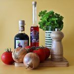 Los beneficios del vinagre en nuestro organismo El vinagre; ha sido uno de los aditivos más producidos a nivel mundial. Su producción se remonta aproximadamente a partir del siglo VI. Durante la conquista del Imperio Otomano; este era producido a base frutas, miel, y malta, haciéndose popular en varias zonas de Babilonia, que en para ese entonces, fue utilizado para aderezar las comidas, pero, con el paso del tiempo, se descubrió que era un potente antiséptico, ideal para tratar heridas.