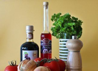 El vinagre; ha sido uno de los aditivos más producidos a nivel mundial. Su producción se remonta aproximadamente a  partir del siglo VI. Durante la conquista del  Imperio Otomano; este era producido a base frutas, miel, y malta, haciéndose popular en varias zonas de Babilonia, que en para ese entonces, fue utilizado para aderezar las comidas, pero, con el paso del tiempo, se descubrió que era un potente antiséptico, ideal para tratar heridas.