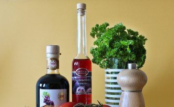 Los beneficios del vinagre en nuestro organismo El vinagre; ha sido uno de los aditivos más producidos a nivel mundial. Su producción se remonta aproximadamente a partir del siglo VI. Durante la conquista del Imperio Otomano; este era producido a base frutas, miel, y malta, haciéndose popular en varias zonas de Babilonia, que en para ese entonces, fue utilizado para aderezar las comidas, pero, con el paso del tiempo, se descubrió que era un potente antiséptico, ideal para tratar heridas.