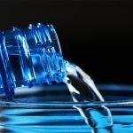 Descubre por qué no debes rellenar de agua tus botellas de plástico