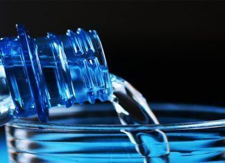 Descubre por qué no debes rellenar de agua tus botellas de plástico