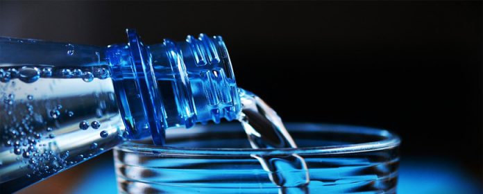 Descubre por qué no debes rellenar de agua tus botellas de plástico