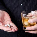 Posiblemente alguna vez hayas conocido o visto a alguien mezclar alcohol con medicamentos. Según investigaciones de diversos institutos de salud en el mundo; que durante muchos años han analizado el patrón de consumo de las bebidas alcohólicas y los medicamentos. Se estima que alrededor de 20,000 adultos tomaban medicamentos que podían interactuar con el alcohol bajo ninguna supervisión médica.