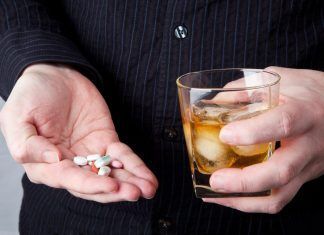 Razones por las cuales no se deben mezclar el alcohol y los medicamentos Posiblemente alguna vez hayas conocido o visto a alguien mezclar alcohol con medicamentos. Según investigaciones de diversos institutos de salud en el mundo; que durante muchos años han analizado el patrón de consumo de las bebidas alcohólicas y los medicamentos. Se estima que alrededor de 20,000 adultos tomaban medicamentos que podían interactuar con el alcohol bajo ninguna supervisión médica.