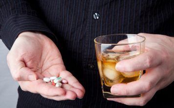 Posiblemente alguna vez hayas conocido o visto a alguien mezclar alcohol con medicamentos. Según investigaciones de diversos institutos de salud en el mundo; que durante muchos años han analizado el patrón de consumo de las bebidas alcohólicas y los medicamentos. Se estima que alrededor de 20,000 adultos tomaban medicamentos que podían interactuar con el alcohol bajo ninguna supervisión médica.