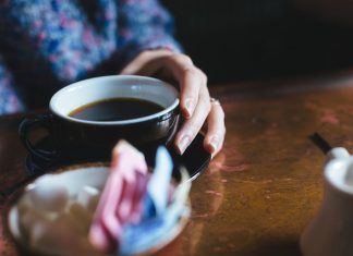 Bebida del café en la salud de la mujer