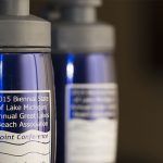 Beber agua de botellas de plástico afecta mayormente a las mujeres