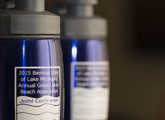 Beber agua de botellas de plástico afecta mayormente a las mujeres