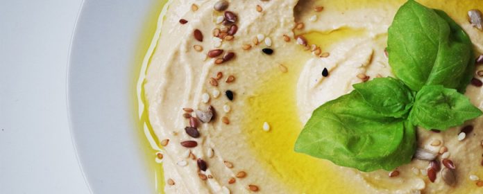 Hummus de garbanzos como parte de una dieta balanceada