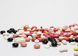 ¿Para qué sirve el Ketorolaco? El Ketorolaco es un potente analgésico que se utiliza para aliviar dolencias a corto plazo. Puede tratar dolencias de moderada a intensa frecuencia, pero no debe prolongarse su uso por más de 5 días. Generalmente se prescribe para calmar el dolor. Su presentación la podemos conseguir en tabletas o solución intravenosa.