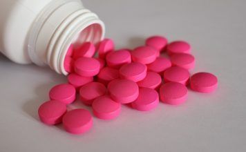 Conoce: ¿Qué es la Dipirona? La Dipirona (Metamizol) es un fármaco presente a los AINES “Antiinflamatorios no Esteroideos”. En muchos países es utilizado como un potente analgésico. Se puede encontrar en pastillas o en solución inyectable; es un derivado de la familia de las pirazolonas; que son compuestos químicos que se emplean principalmente para el tratamiento del dolor y la fiebre.