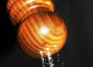 A pesar de ser necesaria para lograr un buen funcionamiento en el organismo, si se excede la dosis recomendada puede representar grandes riesgos y a la vez, una de las principales causas de la hipertensión arterial, obesidad, sobre todo de la hipertensión arterial, que hace que las arterias se obstruyan, dificultando el trabajo que ejercen los riñones y el corazón.