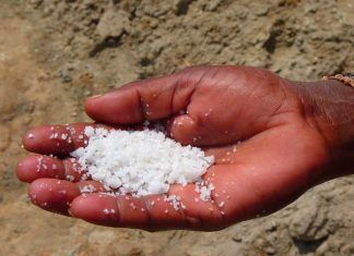 ¿Qué es la hiponatremia? La hiponatremia es un desequilibrio electrolítico que desencadena bajos niveles de sodio en la sangre. Los valores normales en un adulto deben ser de 136 a 145 mEg/L. El sodio es un elemento que se encuentra presente en la sangre, la forma más común de sodio que conocemos es la sal de mesa, que se denomina cloruro de sodio.