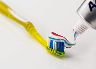 ¿La pasta de dientes puede causar daños? Existen productos de higiene personal, que sin saberlo contienen sustancias que en exceso pueden afectar nuestro bienestar. Por ejemplo; varios estudios confirman que la el flúor de la pasta de dientes puede acarrear ciertos daños a la salud.