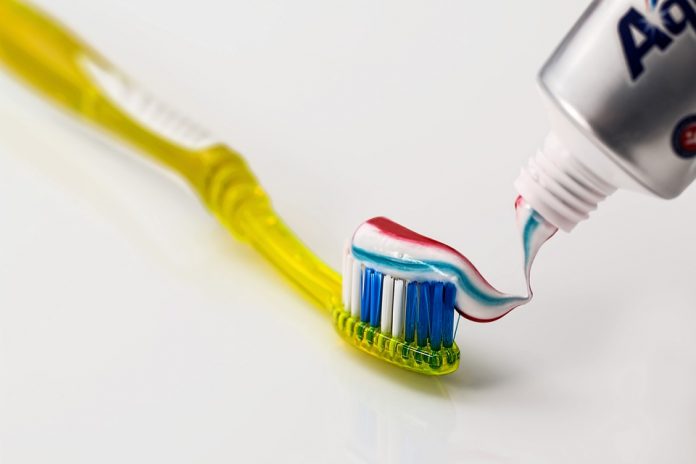Existen productos de higiene personal, que sin saberlo contienen sustancias que en exceso pueden afectar nuestro bienestar. Por ejemplo; varios estudios confirman que la el flúor de la pasta de dientes puede acarrear ciertos daños a la salud.
