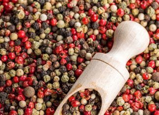 6 razones para consumir pimienta de cayena La pimienta de Cayena, también conocida como pimienta "roja", llamada así porque nace en la ciudad de Cayena, en la Guayana Francesa (Caribe). Esta es la mezcla del polvo resultante entre frutos de una o varias especias como el chile o el ají.