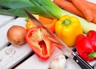 Los electrolitos son sales que se encuentran en la naturaleza, esto lo podemos simplificar a que se encuentran en forma de minerales. Ellos son los responsables de mantener el cuerpo hidratado para que los músculos y el conjunto de sistemas en nuestro cuerpo pueda operar de manera óptima. 