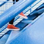 Subir escaleras, ejercicio completo por su alta participación muscular Subir escaleras