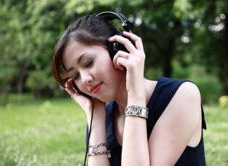 Escuchar música a volumen alto causa pérdida de la audición Escuchar música a volumen alto