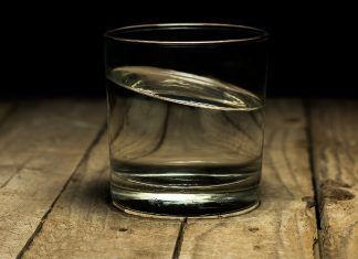 Beber agua tibia o caliente todos los días, sus beneficios Beber agua tibia o caliente