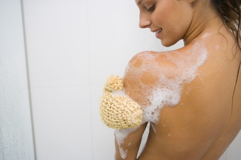 Exfoliar nuestra piel durante la ducha