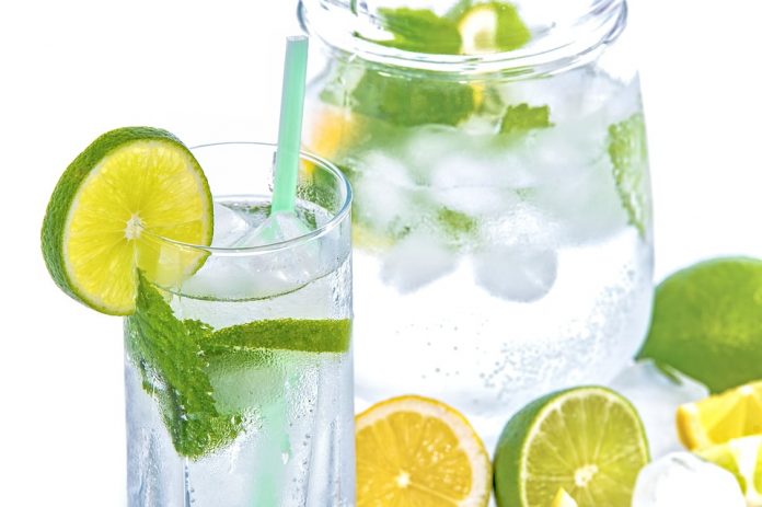 Beneficios de beber en ayunas agua tibia con limón y bicarbonato