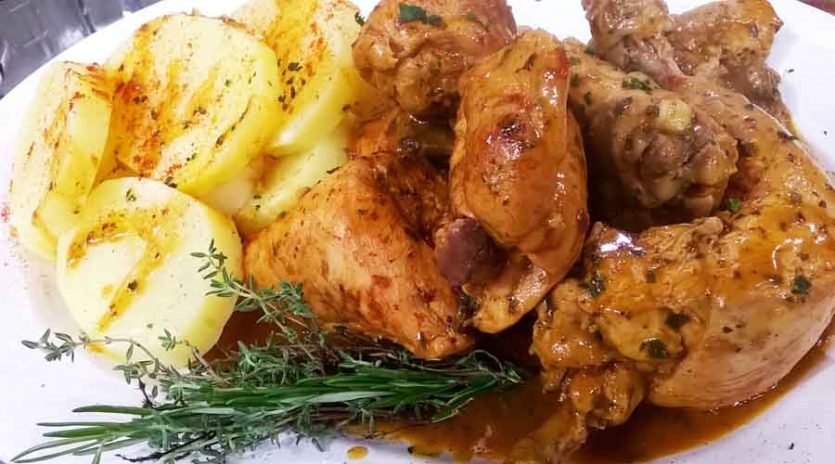 Rica receta de pollo en salmorejo, no querrás parar de comer