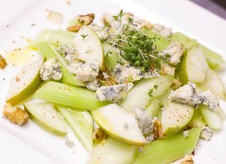 Ensalada fresca de manzana y apio o celery