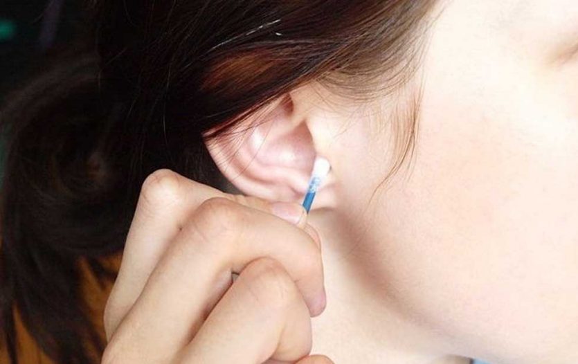 Evita limpiar el oído con hisopos de algodón