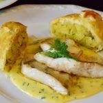Merluza en filete preparada en salsa verde Merluza en filete preparada en salsa verde