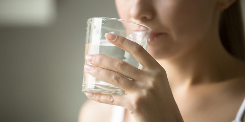 Beber agua es una de las alternativas contra el molesto hipo