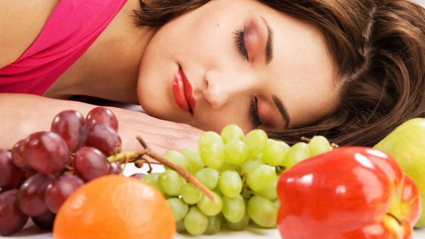 Quieres dormir muy bien añade frutas en tu dieta