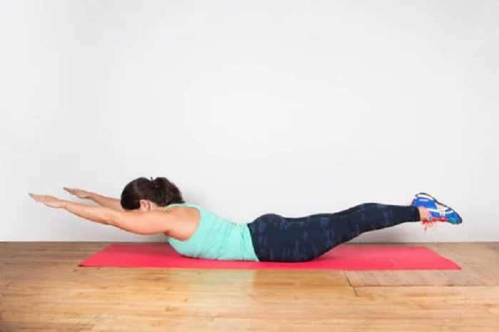 3 ejercicios para la zona lumbar con brazos y piernas 