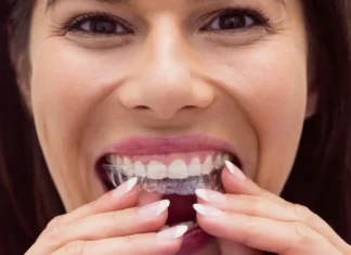 Ortodoncia invisible o brackets: qué diferencias notarás de verdad en tu día a día Ortodoncia invisible vs. Brackets_