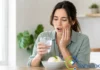 Por qué me duelen los dientes con el frío y cuándo consultar por sensibilidad dental La sensibilidad al frío puede aparecer incluso con buenos hábitos de higiene dental