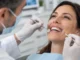 por qué cuidar las encías ayuda a conservar los dientes y los implantes dentales